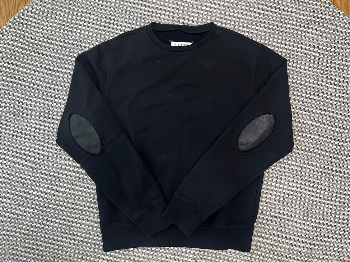 메종 마르지엘라 엘보우 레더 패치 맨투맨(블랙) 상품이미지3