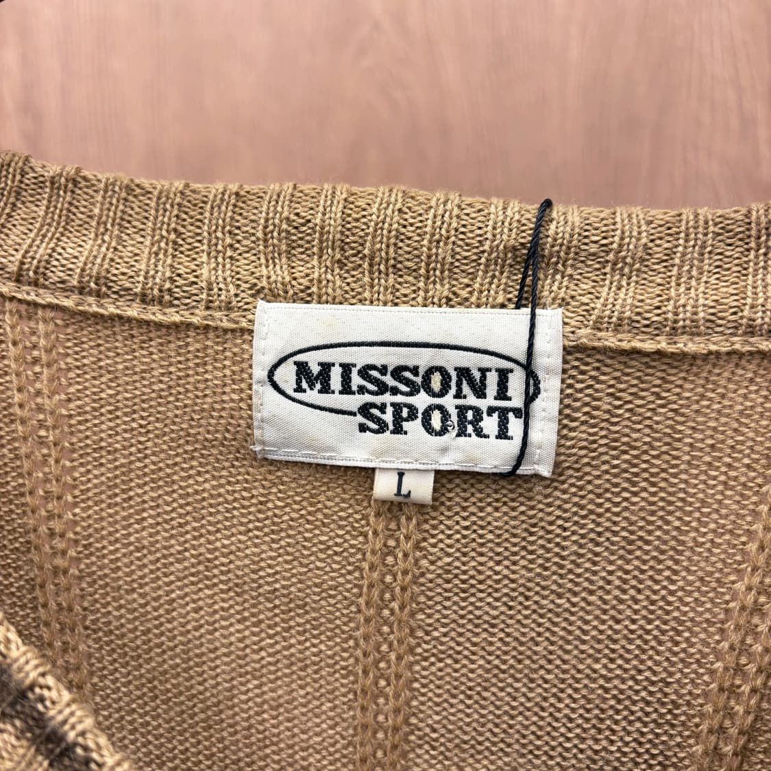 미쏘니 스포츠 브이넥 긴팔 니트 세로 립 패턴 로고 자수 디테일 베이지 상품이미지7