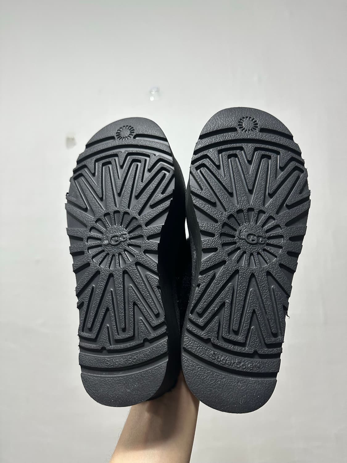 어그 펀케트 슬라이드 블랙 상품이미지6