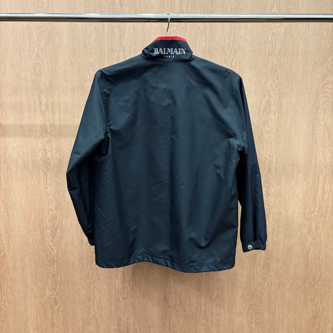 발망 하이넥 집업 자켓 로고 자수 레드 파이핑 밑단 스트링 디테일 블랙 상품이미지3