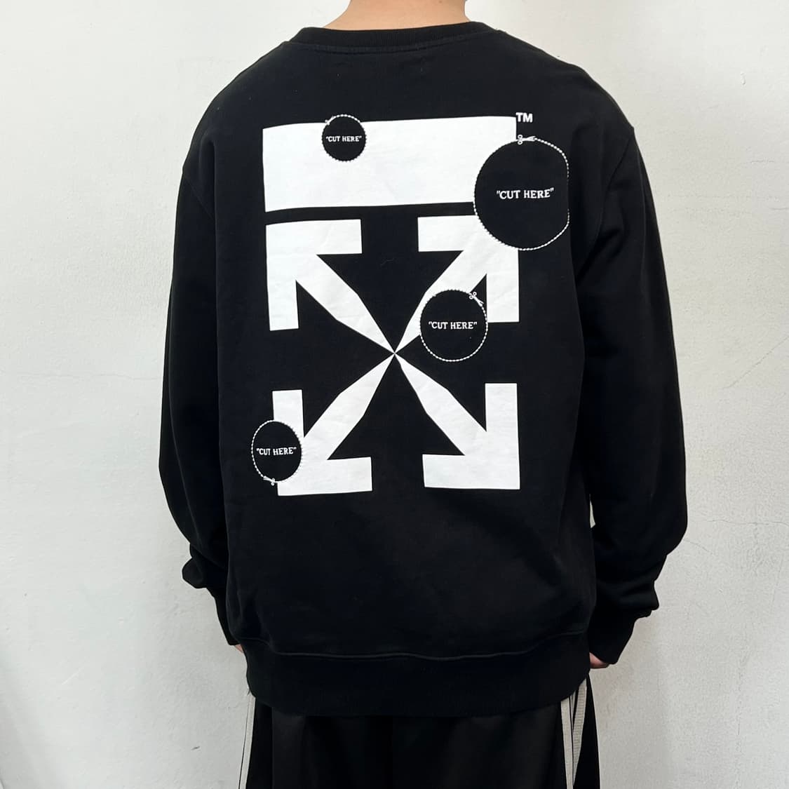 오프화이트 20FW 컷 히어 애로우 크루넥 맨투맨 블랙 상품이미지4