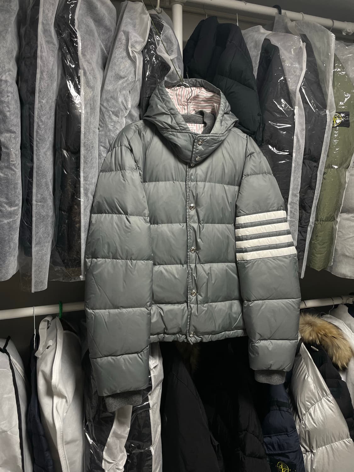 [3사이즈] 톰브라운 매트 나일론 사선 다운 봄버 패딩 자켓 상품이미지3