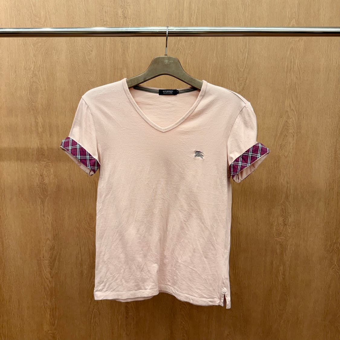 버버리 블랙라벨 브이넥 반팔 티셔츠 체크 소매 디테일 로고 자수 핑크 상품이미지2