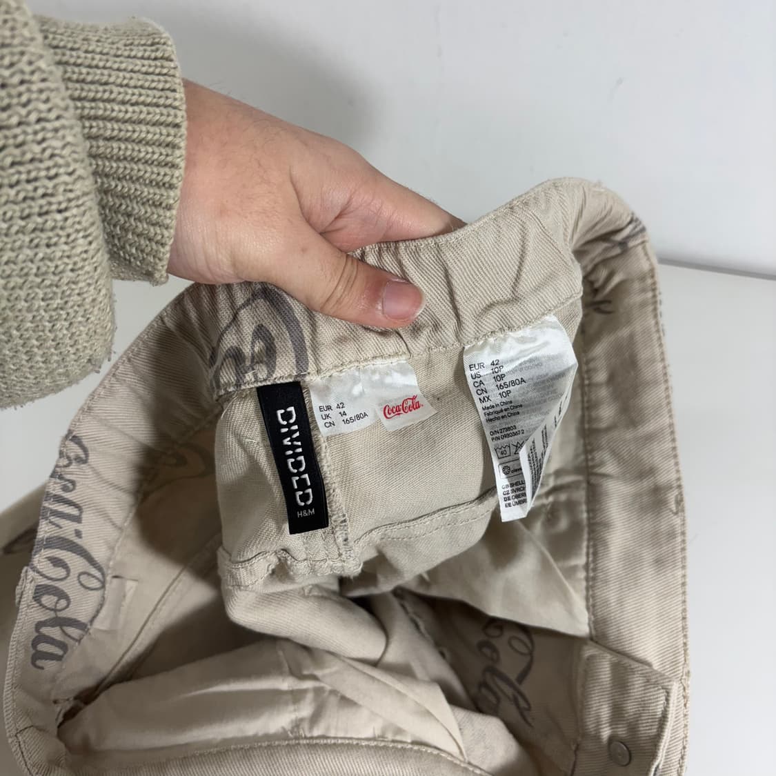 M H&M 라이트베이지 테이퍼드핏 원턱 코카콜라 치노팬츠 상품이미지5