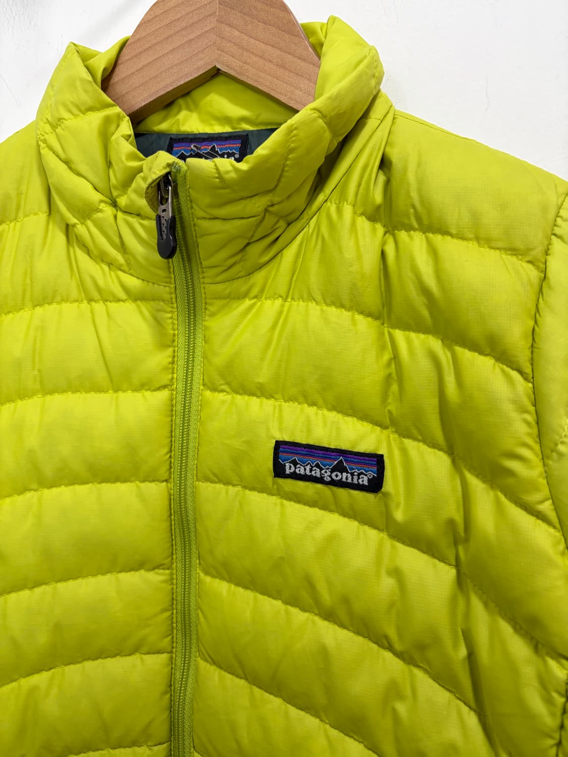 파타고니아 라임색 경량패딩 상품이미지5