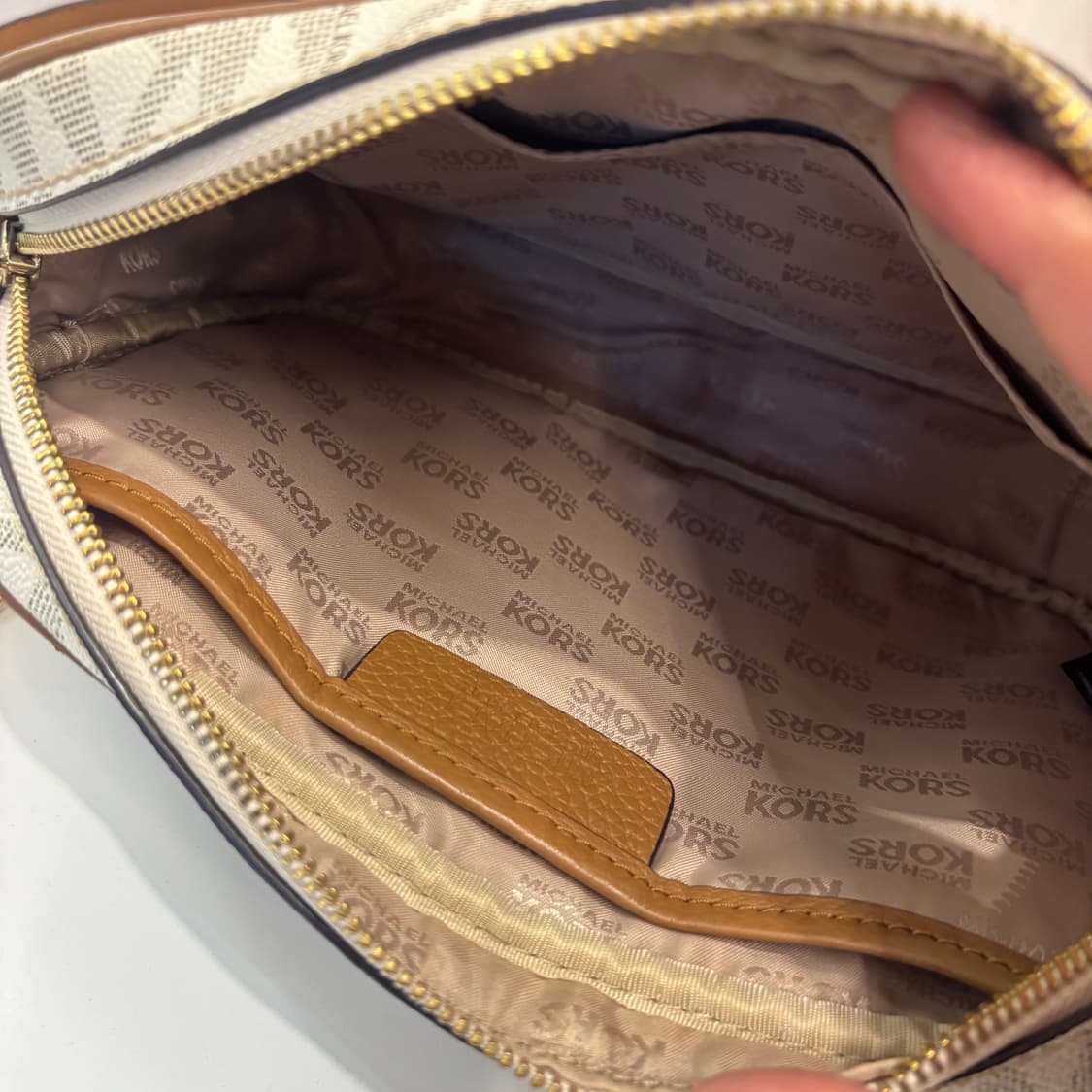 정품 마이클코어스 사각 크로스백     상품이미지10