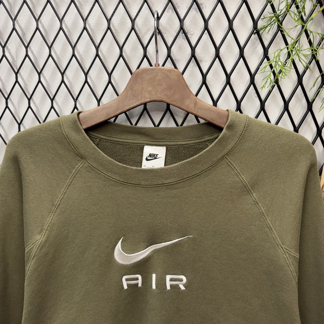 나이키 에어 스웻셔츠 전면 자수 로고 포인트 카키 상품이미지4