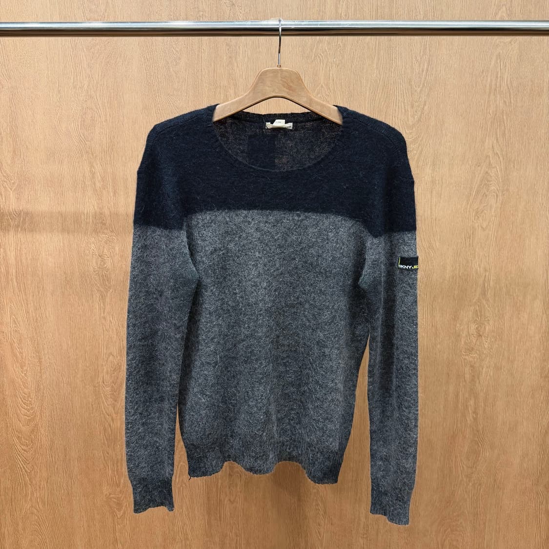 도나카란 뉴욕 라운드넥 니트 블랙 배색 로고 라벨 디테일 레귤러핏 차콜 상품이미지2