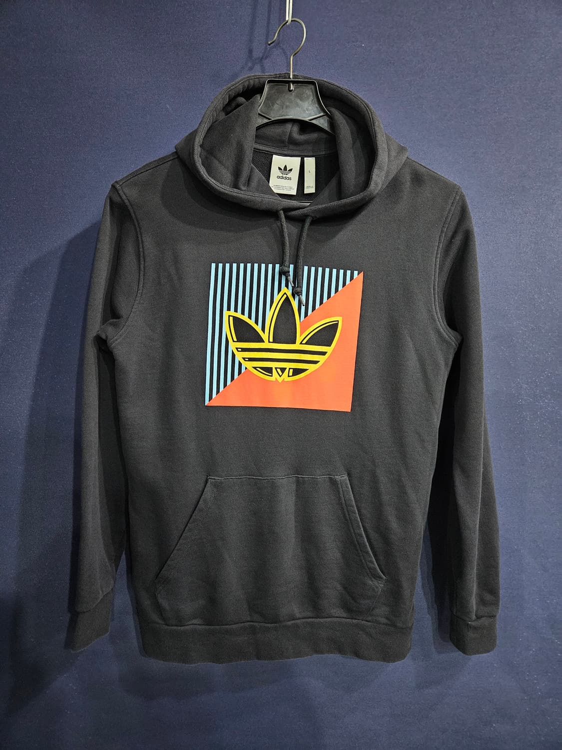 아디다스 프린팅 블랙컬러 남성 100 포켓 후드티  상품이미지1