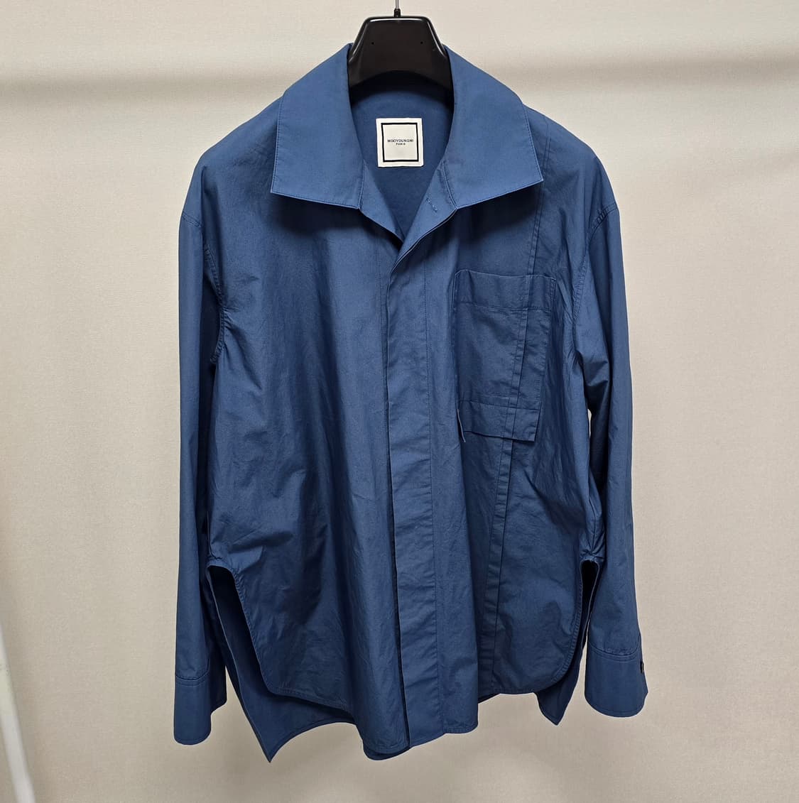 우영미 백로고 히든 버튼 셔츠 46사이즈 판매 상품이미지2