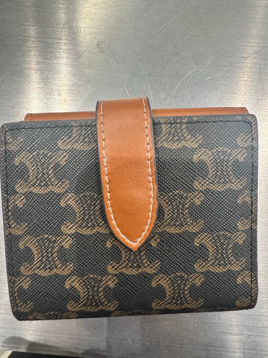 셀린느 트리옹프 캔버스 & 램스킨 스몰 스트랩 월렛 탄 상품이미지2