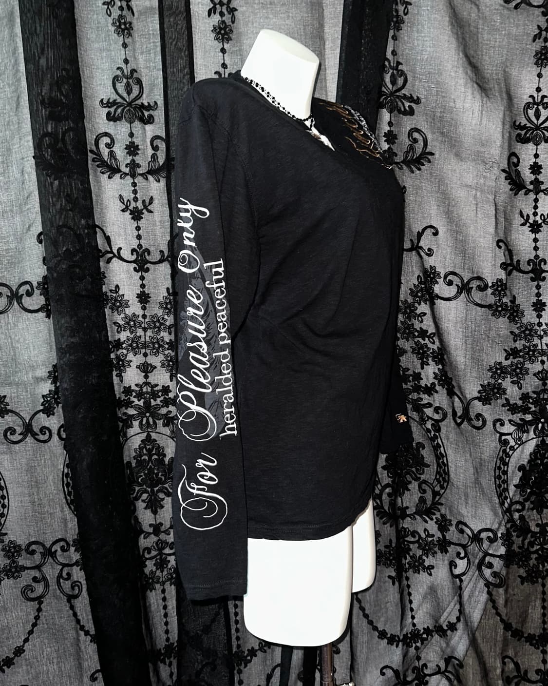 One-shoulder lettering black long-sleeve 상품이미지4