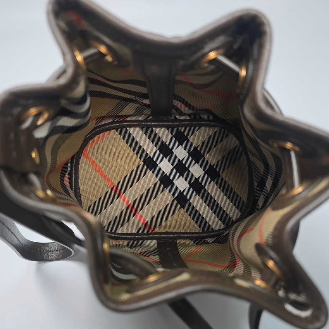 버버리 드로우스트링 버킷 파우치 상품이미지8