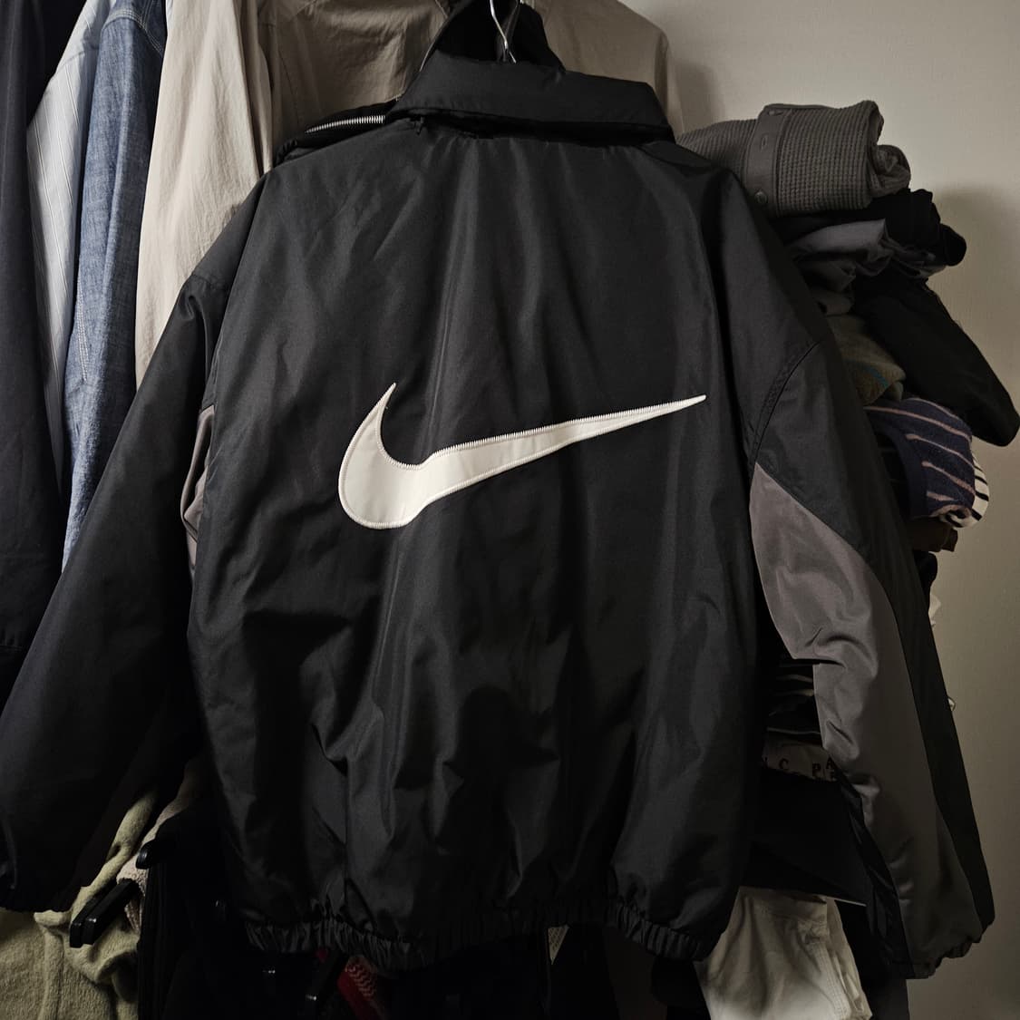 (L)나이키 솔로 스우시 푸버 패딩팝니다. 뉴진스 민지 착용 상품이미지2