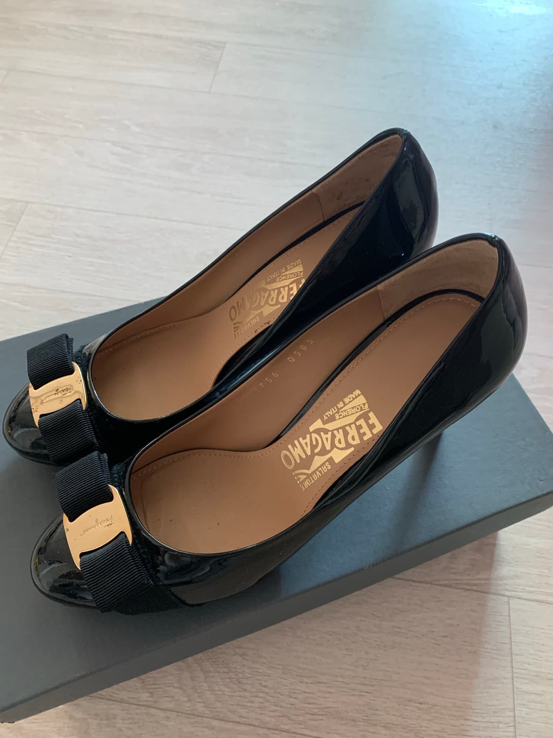 [240-245] 페라가모 까를라 7cm 유광 금장바라  리본구두 상품이미지2