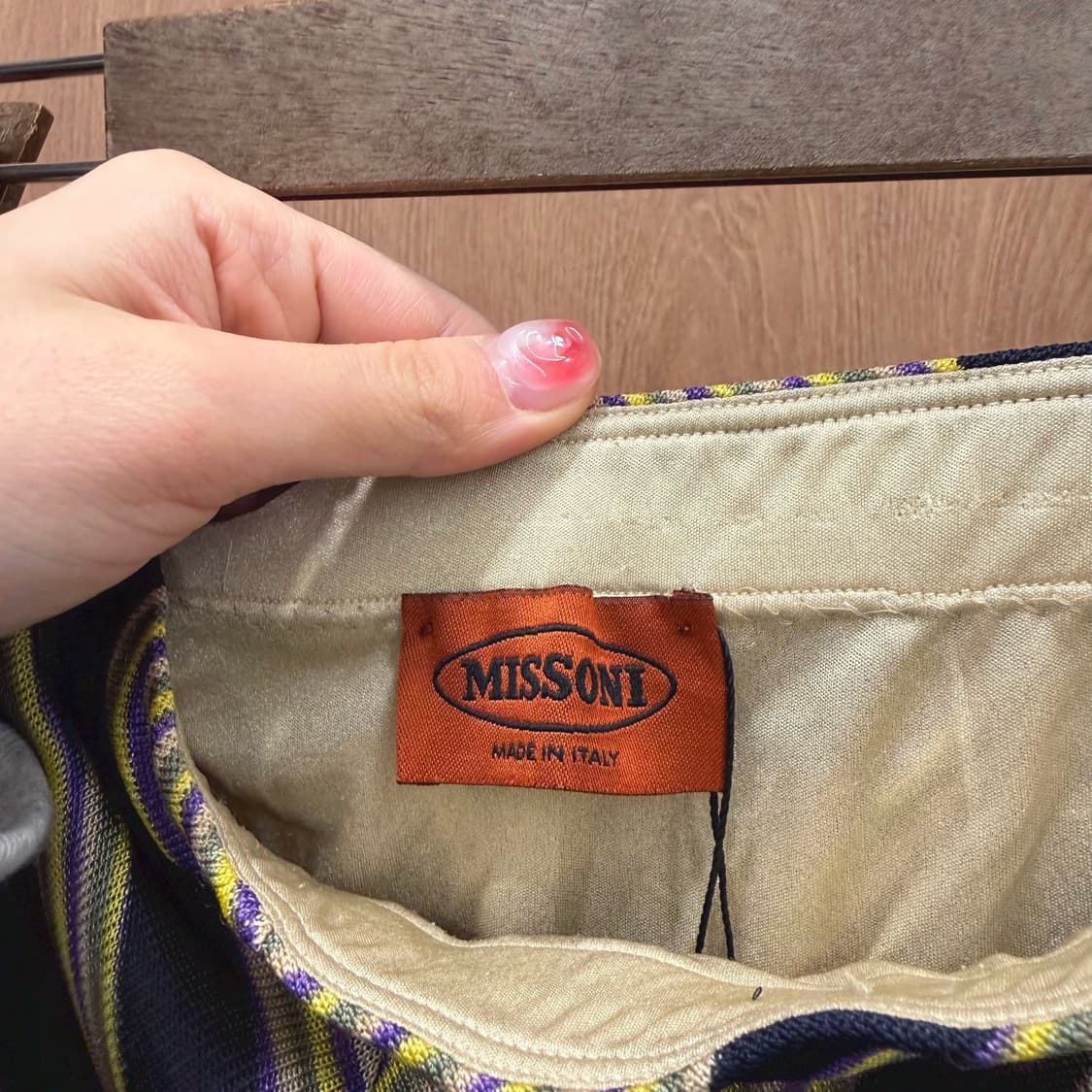 미쏘니 H라인 미디 스커트 스트라이프 세미 플레어 디테일 네이비 옐로우 상품이미지6