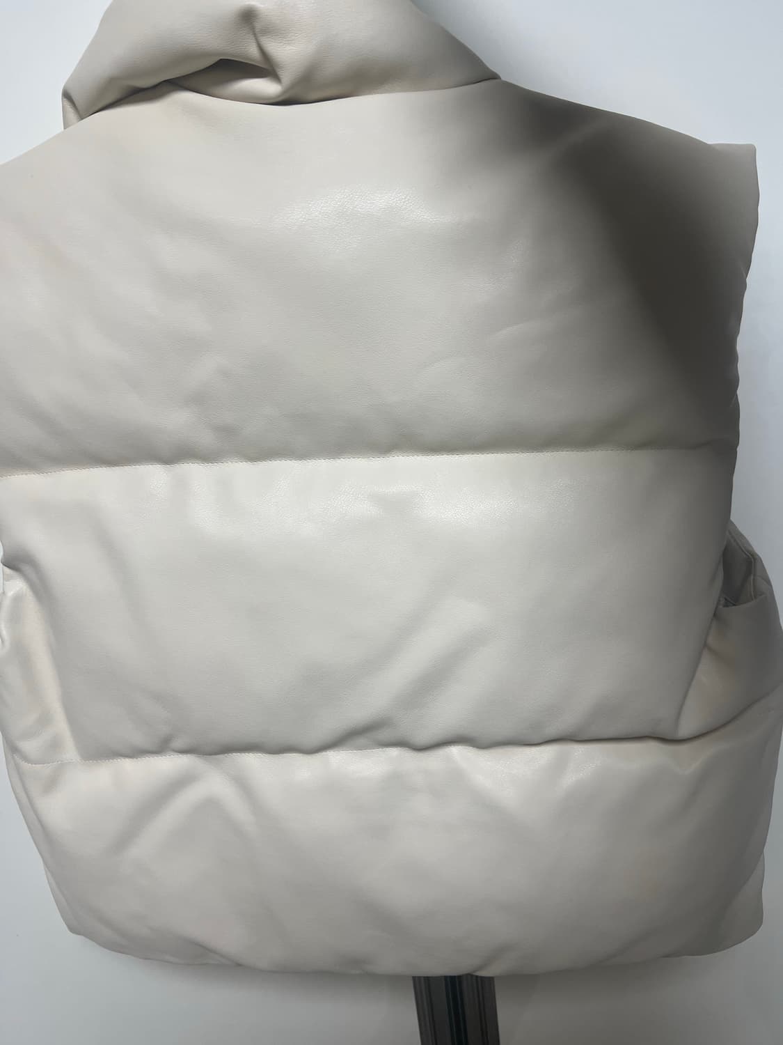 페일제이드 레더 패딩 조끼 화이트 상품이미지3