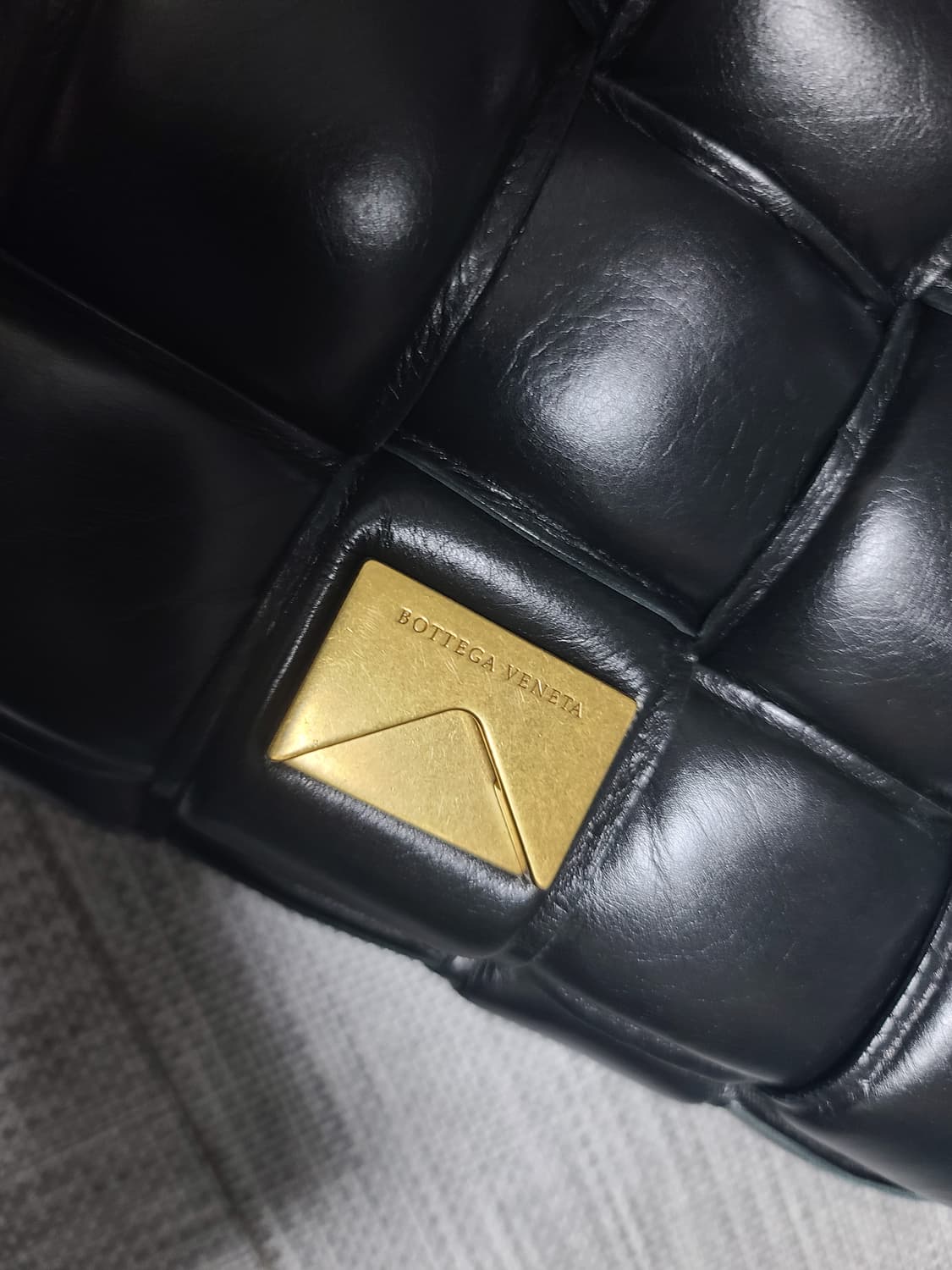 보테가베네타 패딩백 블랙 골드 크로스백 상품이미지3