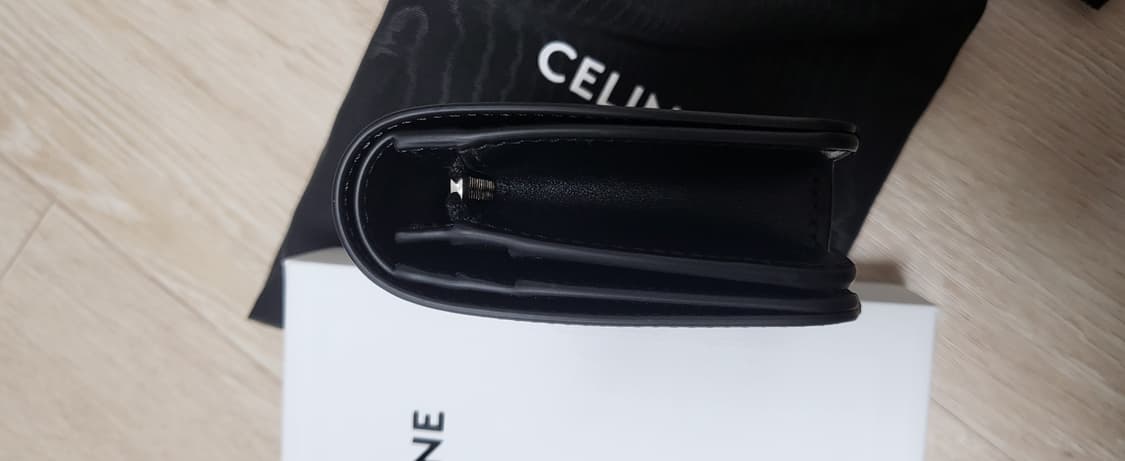 셀린느 샤이니 카프스킨 트리옹프 컴팩트 월렛 실버 블랙 상품이미지5