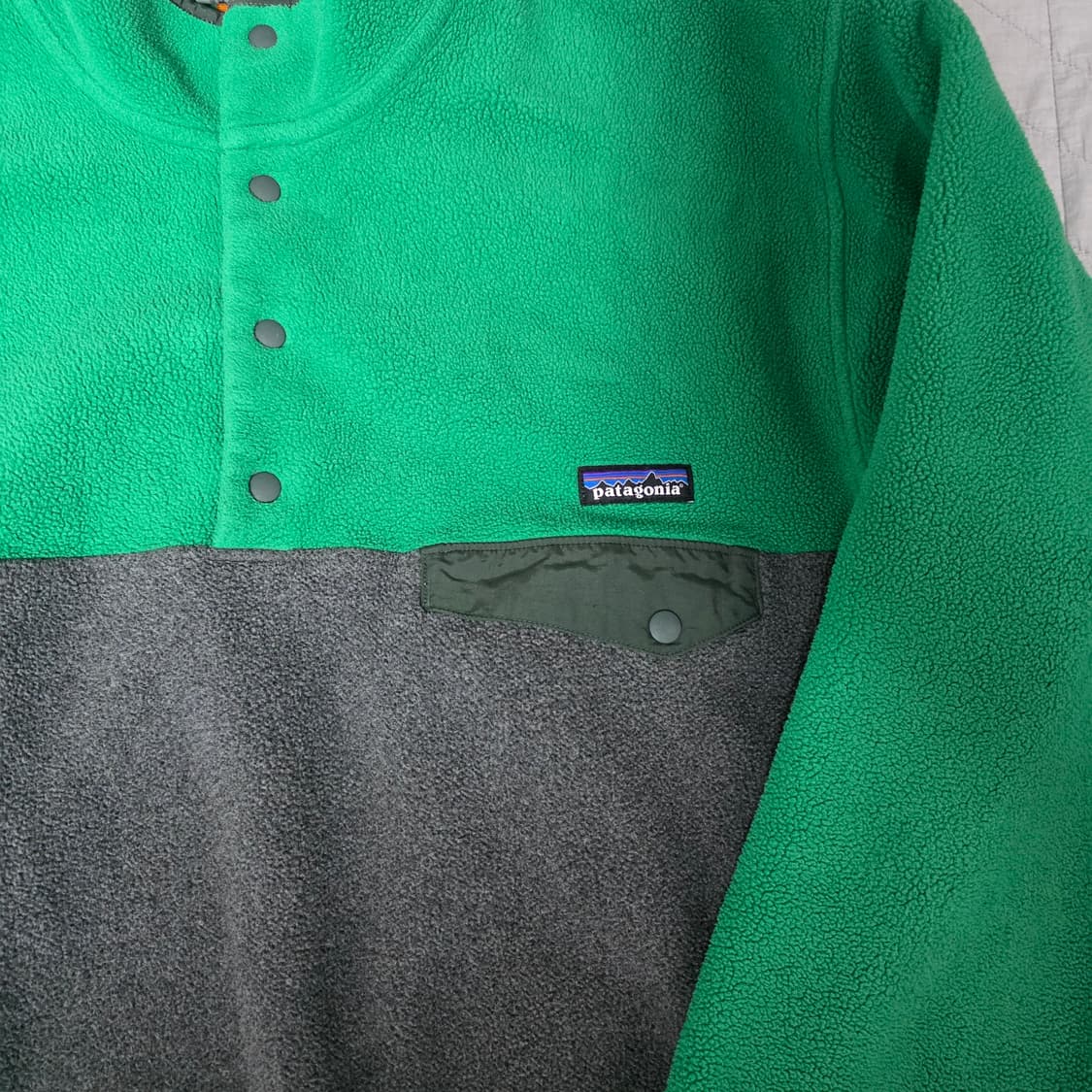 [M/L] 파타고니아 신칠라 플리스 스냅 풀오버 다크그레이/레드 상품이미지2