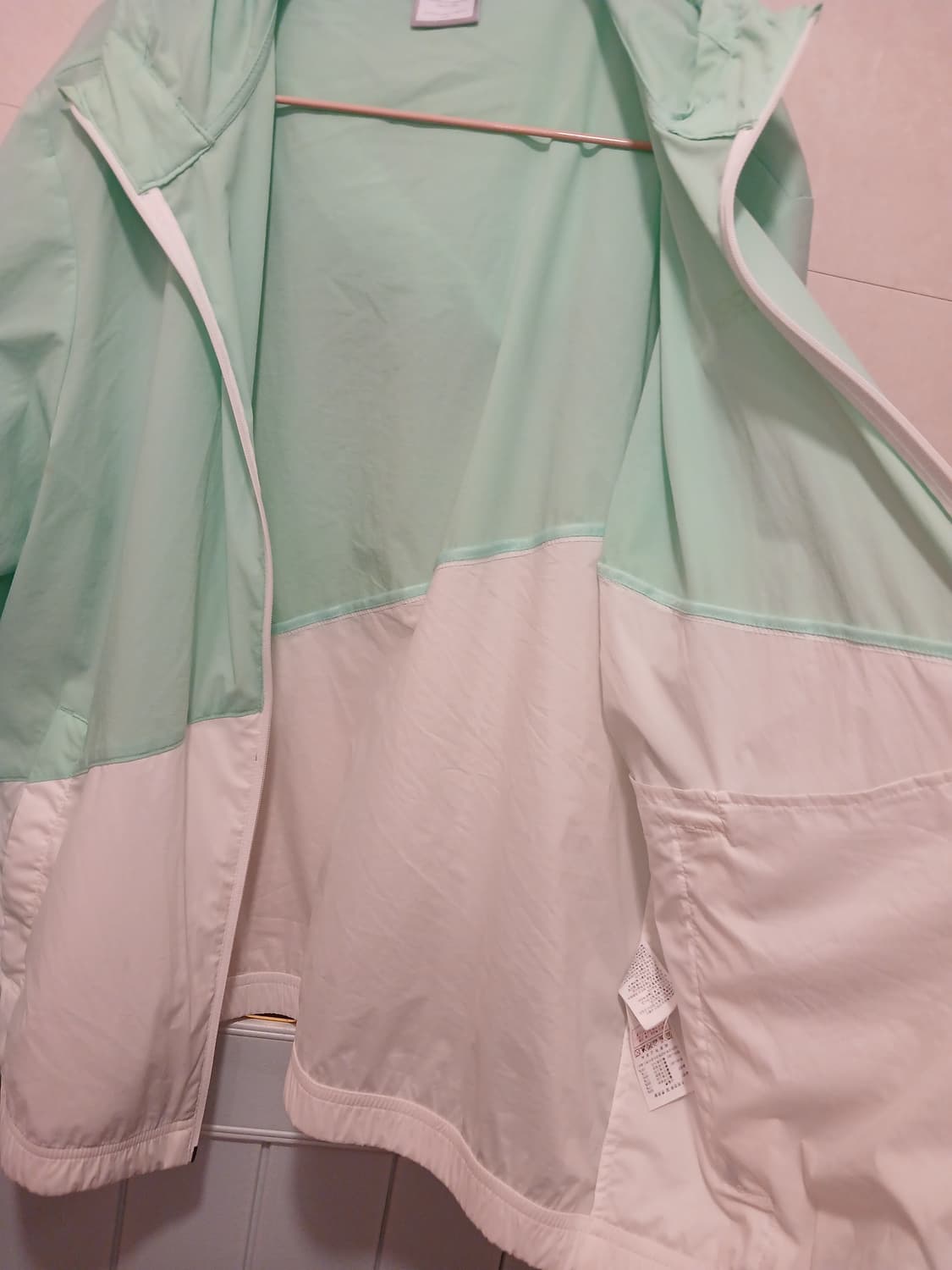 디스커버리 정품 남성 바람막이 105 사이즈 (여성 입으셔도됨) 상품이미지4