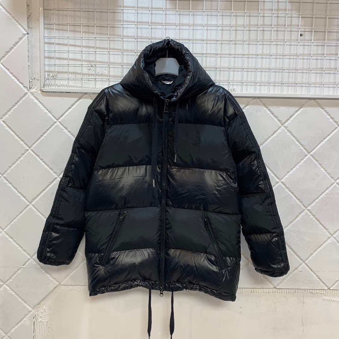 아디다스 덕다운 올블랙 투웨이 유광 패딩 점퍼 상품이미지2