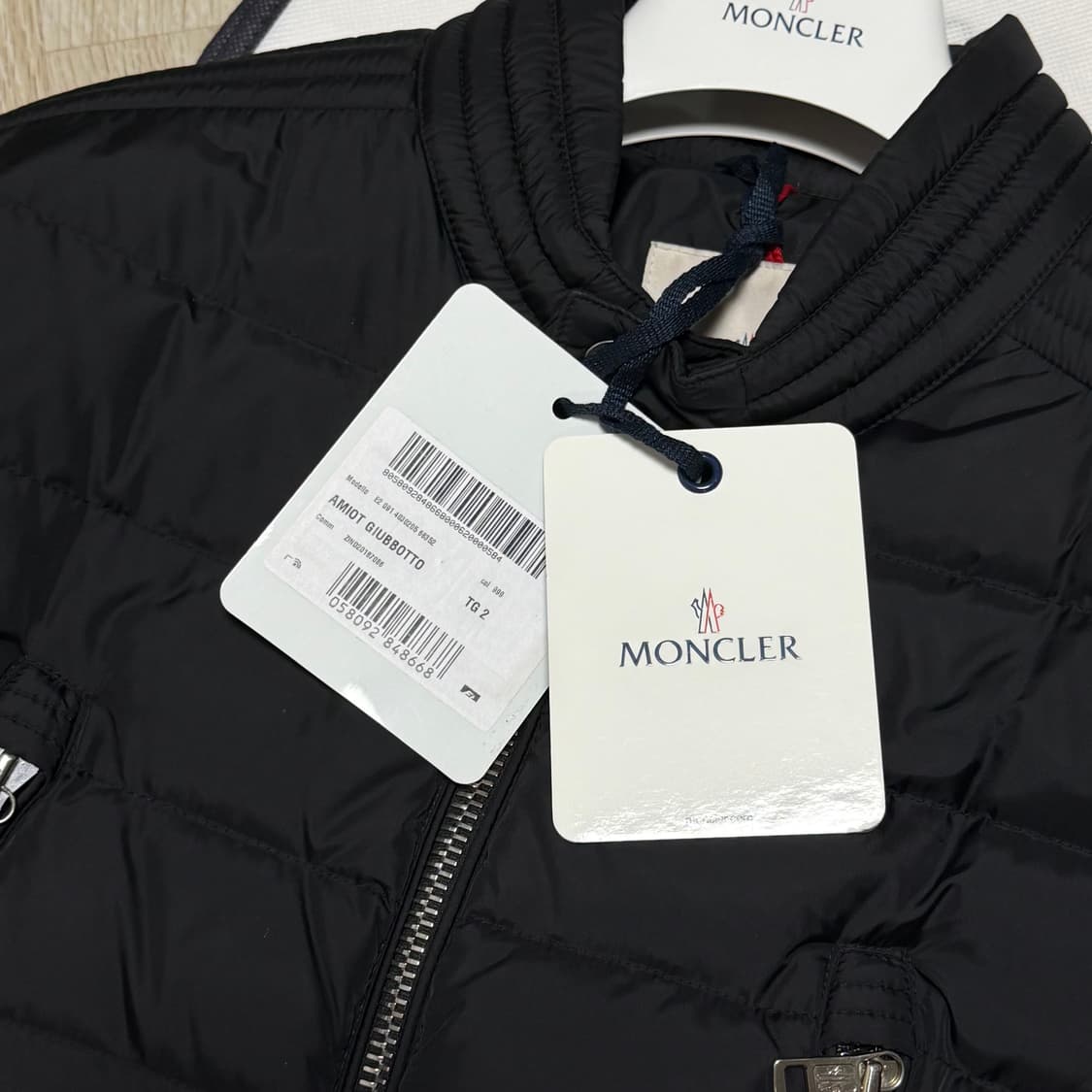 [블랙 2/새상품급] 몽클레어 아미오 경량패딩 자켓 블랙 풀구성 상품이미지7