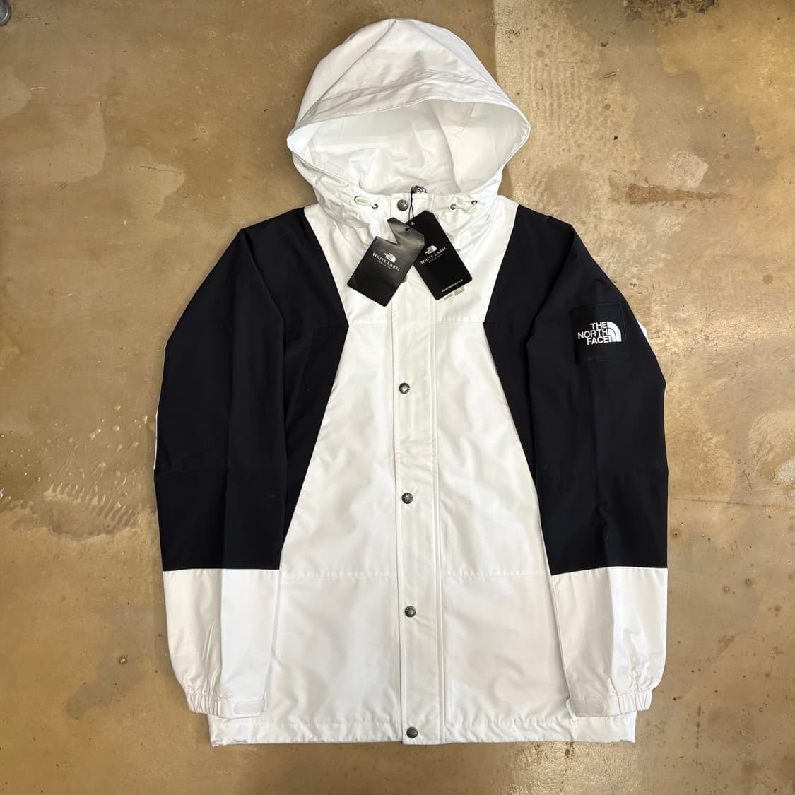 M 새상품 노스페이스 블랙 화이트 배색 바람막이 상품이미지2