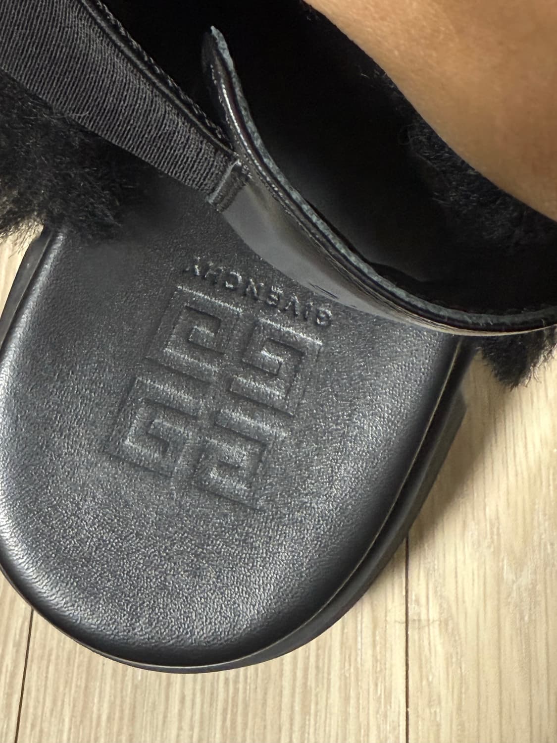 GIVENCHY 마쉬멜로우 스터드 장식 스웨이드 블랙 뮬 상품이미지7