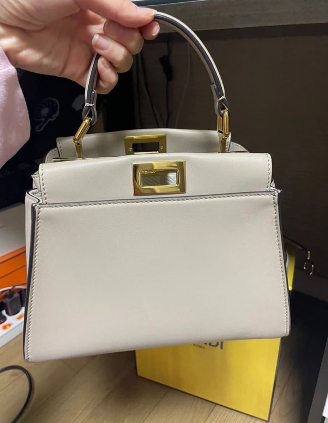 [백화점 구매] 펜디 피카부 미니 어포드 펜디 8BN244 상품이미지2