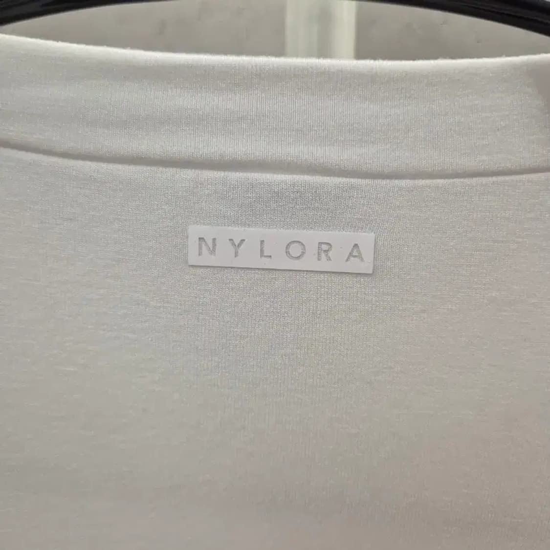 NYLORA 화이트 크롭 긴팔 티셔츠 M/L 상품이미지4