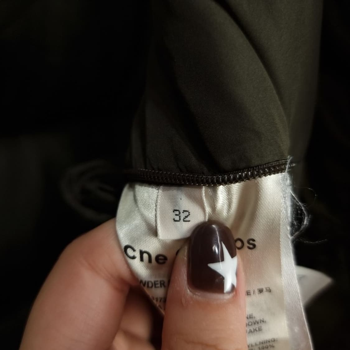 [아크네스튜디오] 카라리스 오버핏 사틴 롱 패딩 카키 P01117 상품이미지9