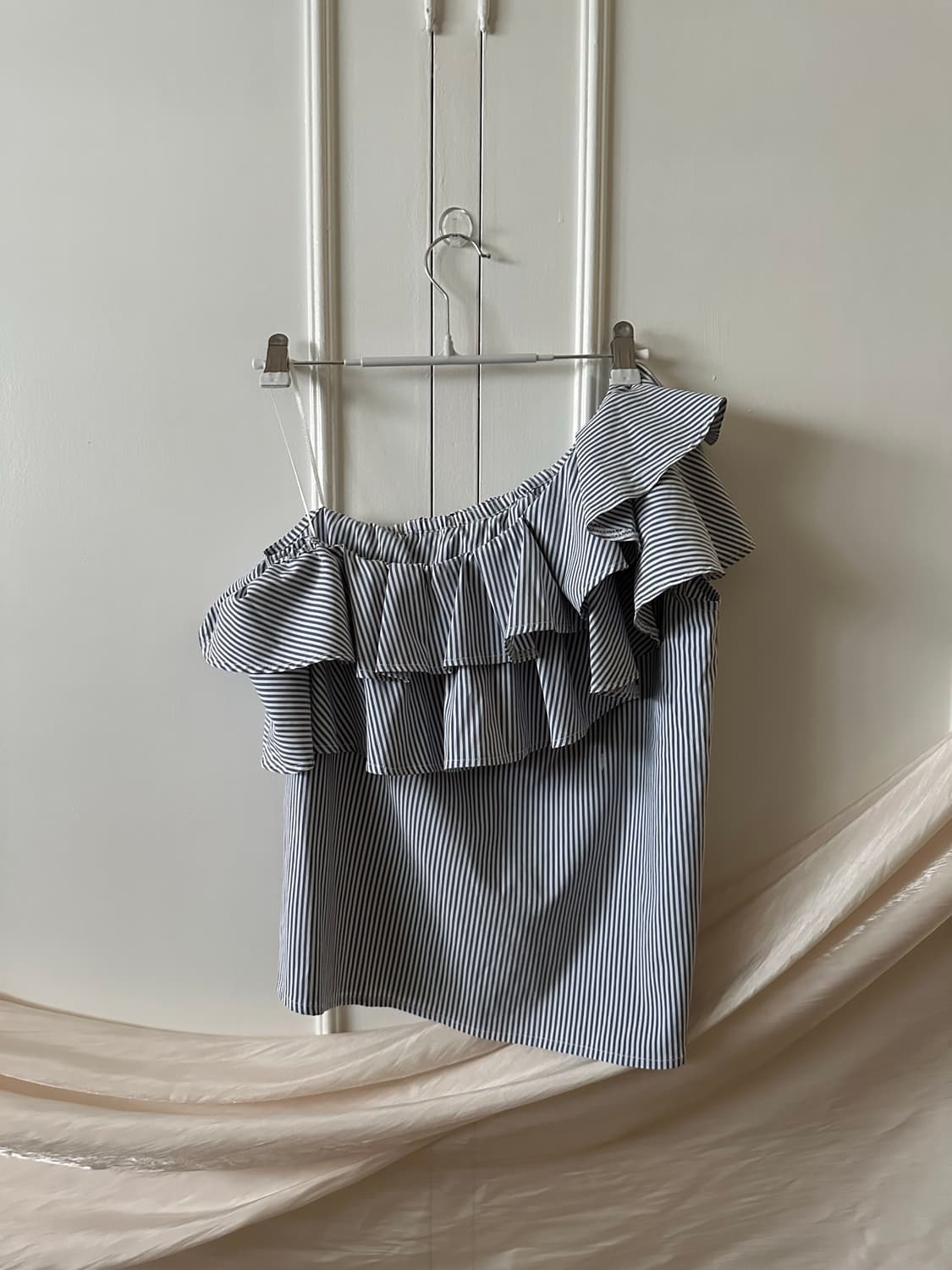 sprite frill unbalance off-shouldeer 상품이미지7