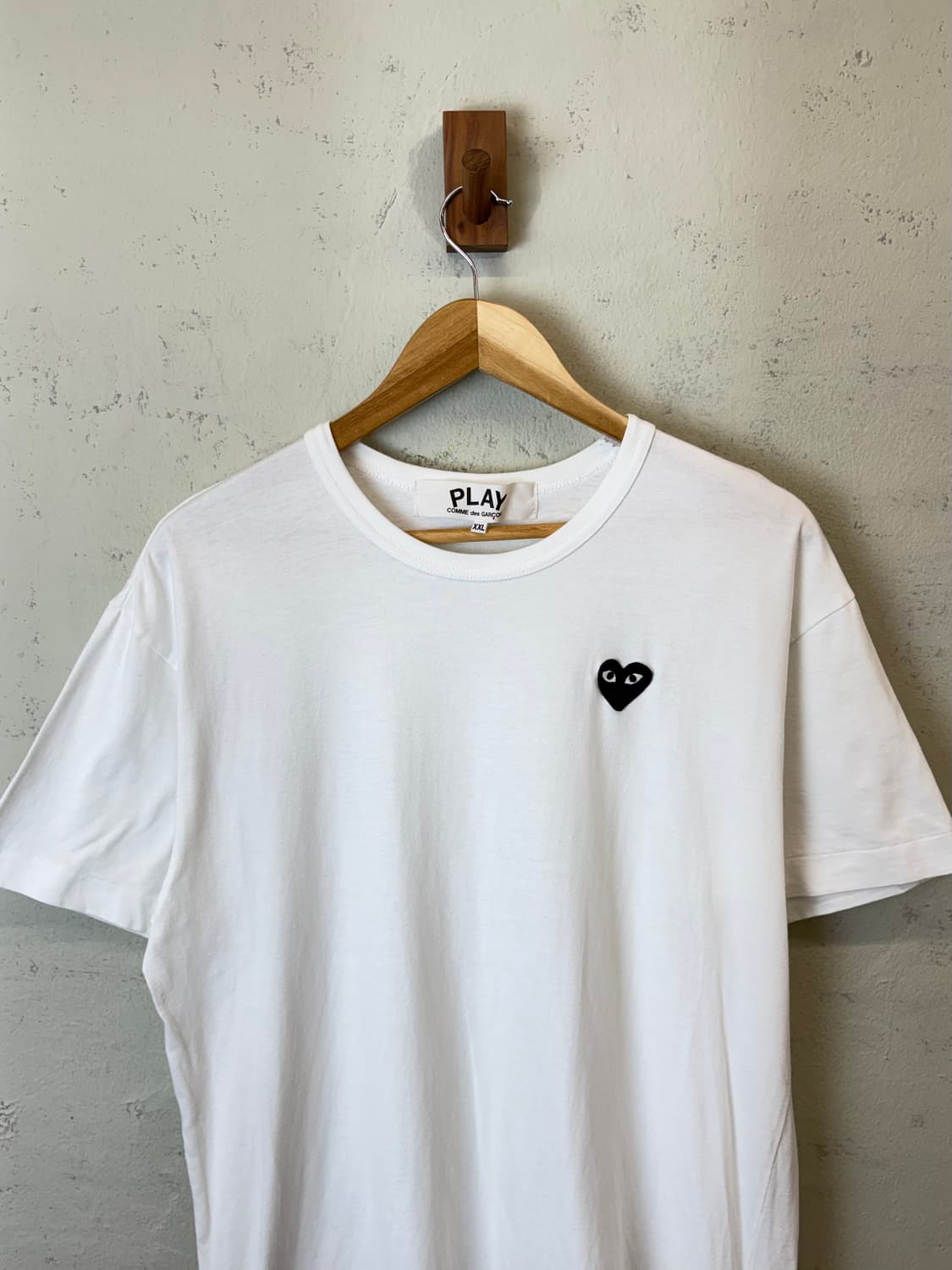 꼼데가르송 블랙 하트 와펜 화이트 반팔티 상품이미지5