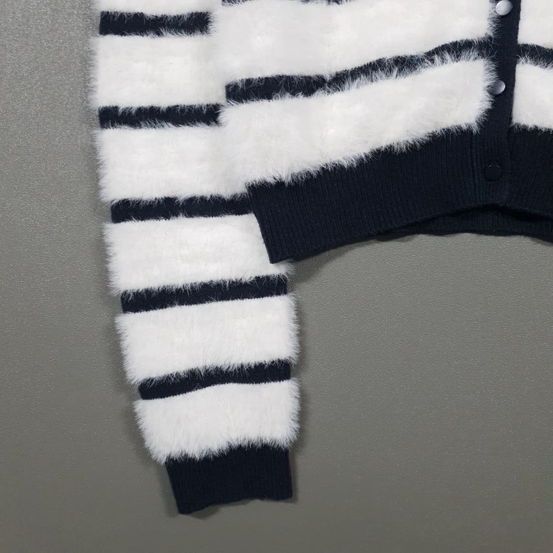 여성 85 (S) 에잇세컨즈 스트라이프 헤어리 니트 버튼 가디건 크롭핏 상품이미지4