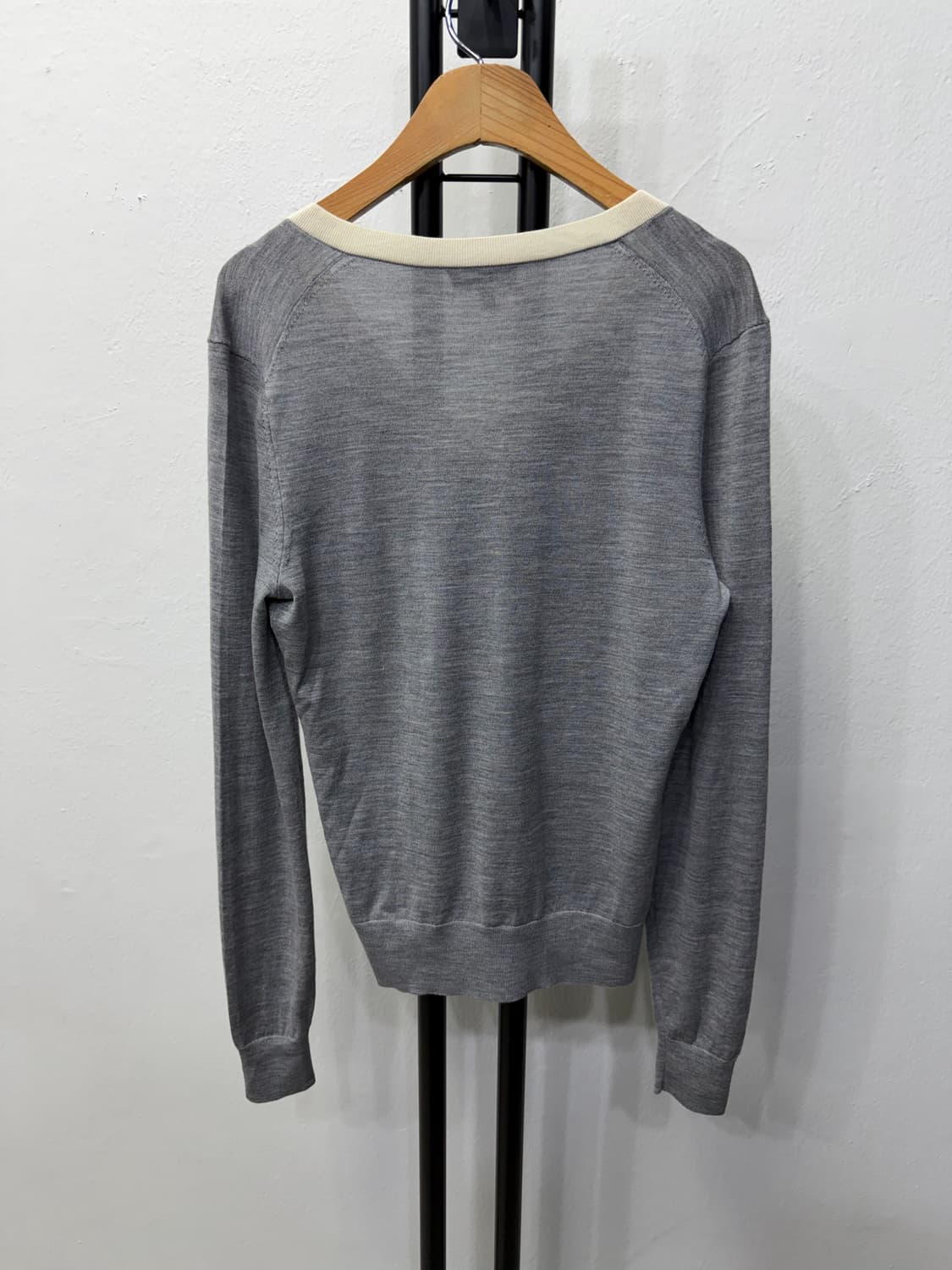 정품) Theory 띠어리 그레이 V넥 니트 P 상품이미지5