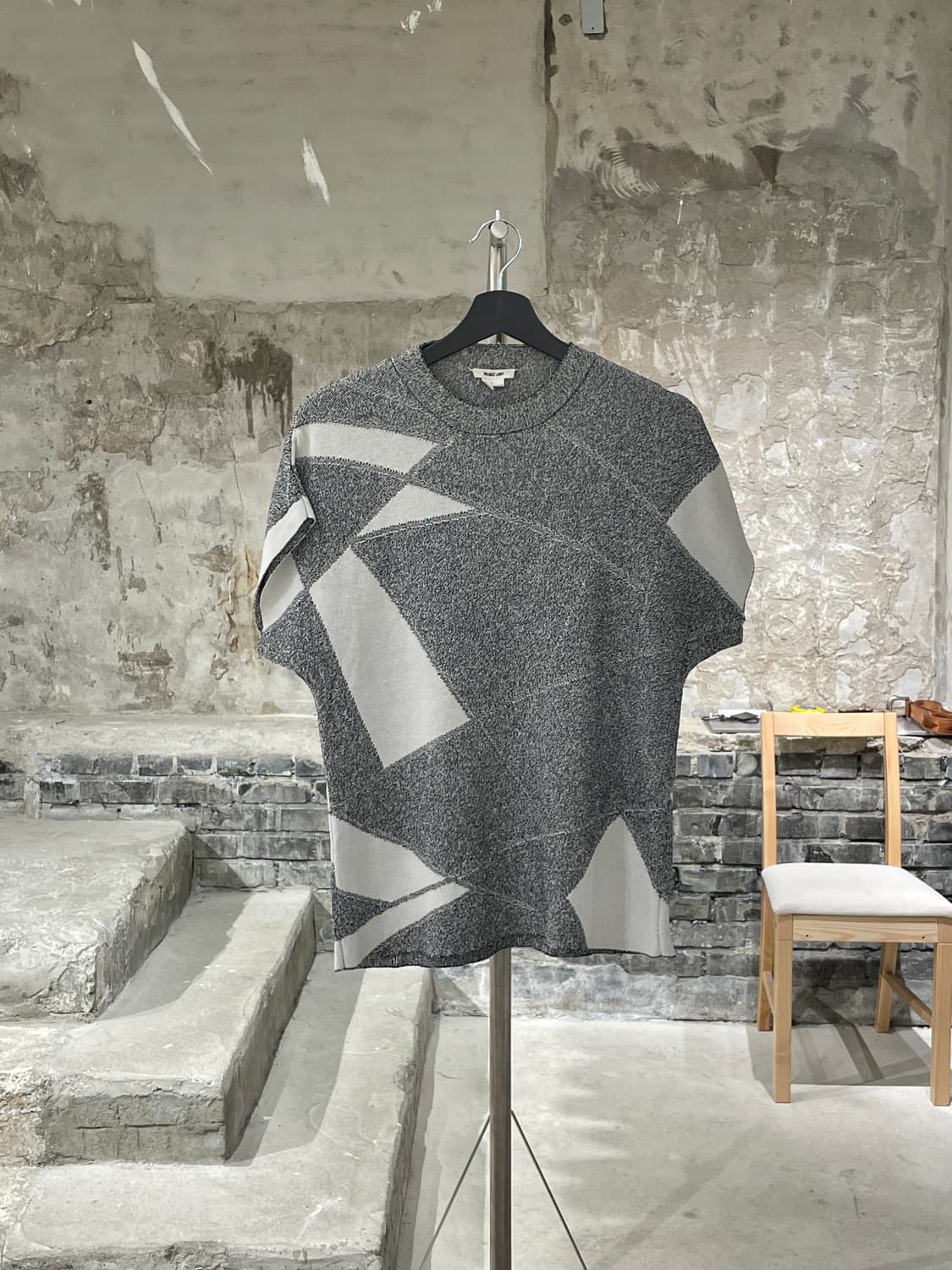 헬무트랭 그레이 스티플링 텍스쳐 크루넥 하프 니트 상품이미지1