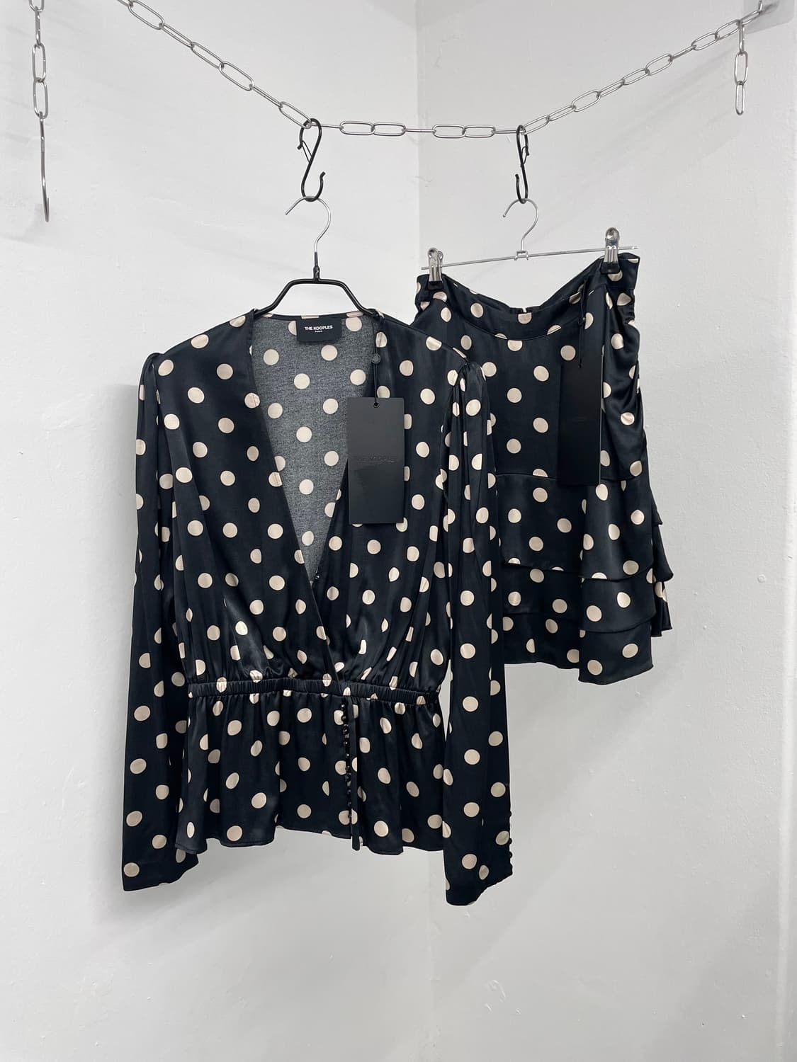 더쿠플스 실크 디테일 도트 셋업 상품이미지1