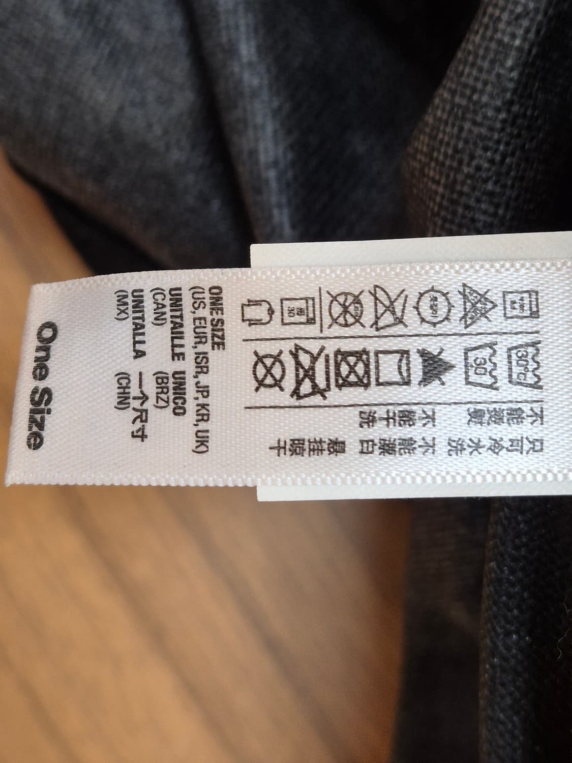 아메리칸 어패럴 블랙 백팩입니다. 넉넉한 수납 공간으로 활용도가 높습니다 상품이미지5
