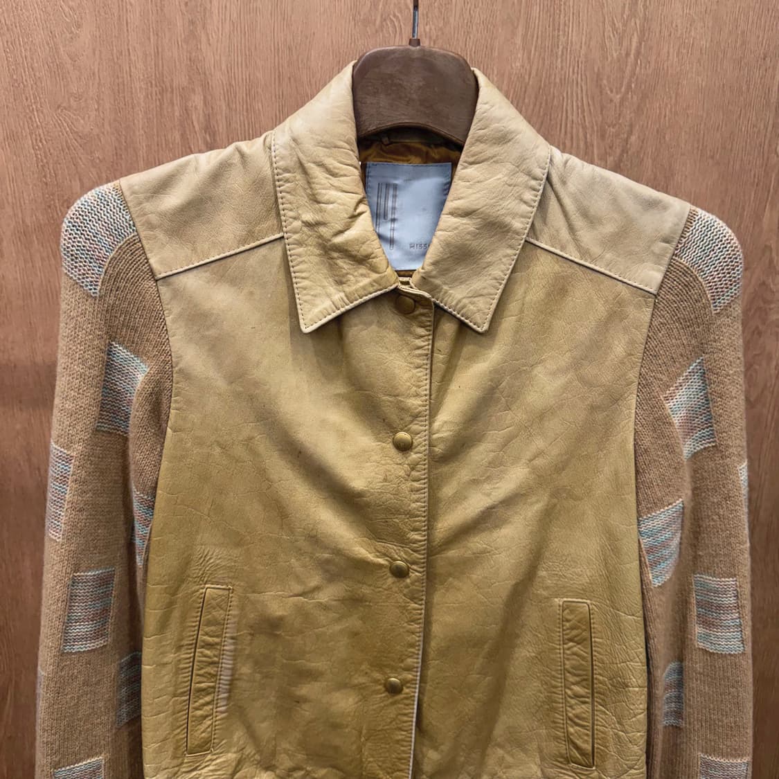 미쏘니 카프스킨 레더 니트 믹스 자켓 불록 패턴 스트랩 디테일 베이지 상품이미지4