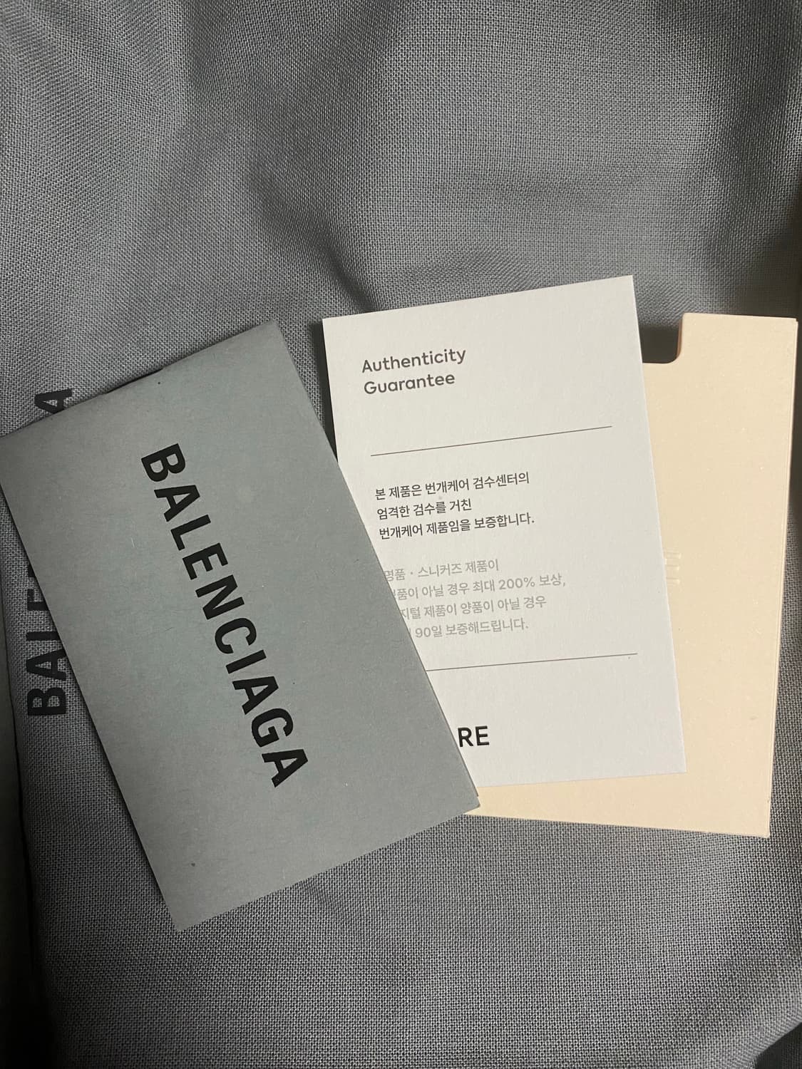 발렌시아가 패스포트 폰 홀더 블랙 상품이미지2