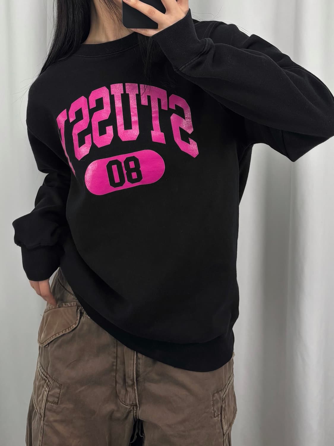 스투시 핑크 로고 블랙 맨투맨 상품이미지2