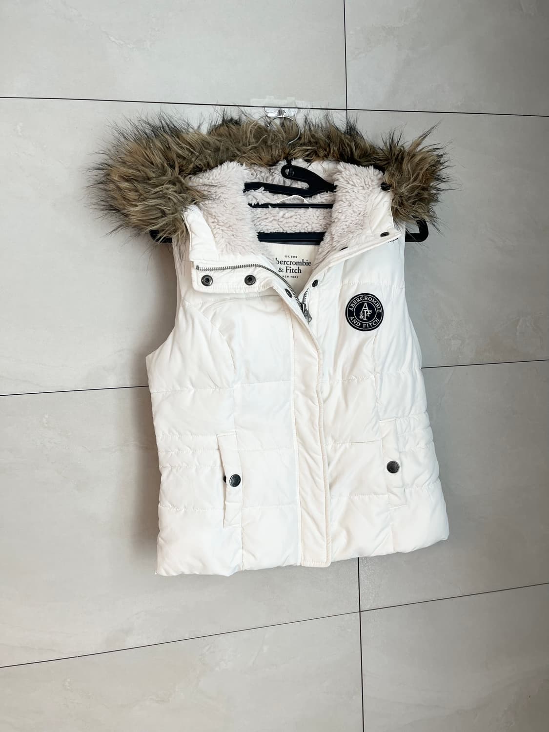[유일매물] 아베크롬비 앤 피치 울프죠 화이트 패딩 조끼 [S] 상품이미지2