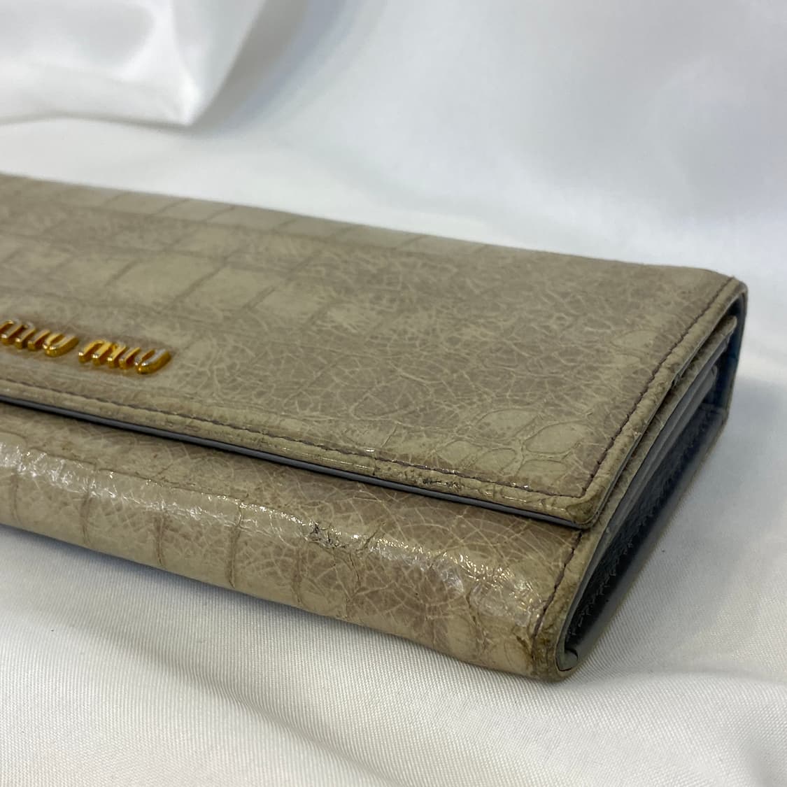 미우미우 엘리게이터 패턴 코팅 레더 장지갑 상품이미지6