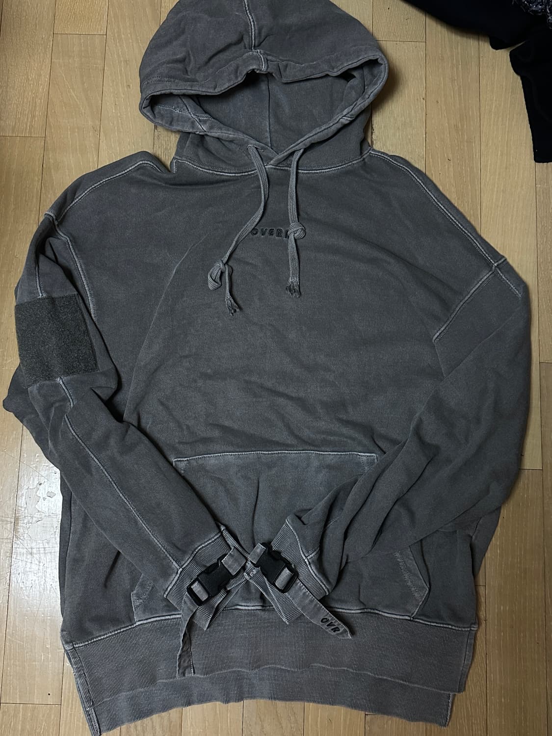 OVR 후드티 챠콜 그레이 버클 디테일 2사이즈 상품이미지3