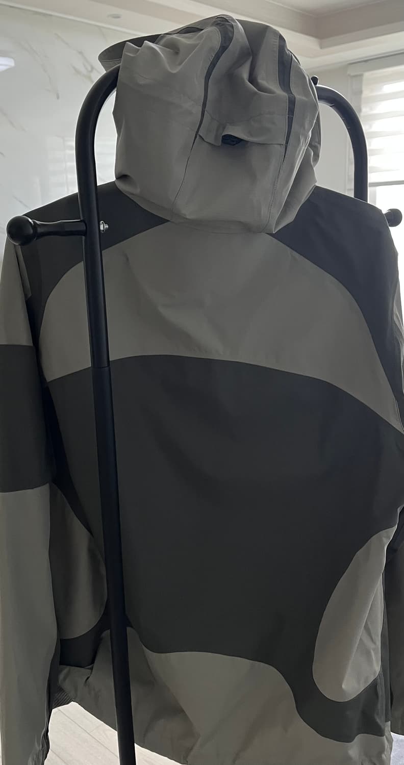 산산기어 24fw 2.5L 바람막이 판매합니다. 상품이미지2