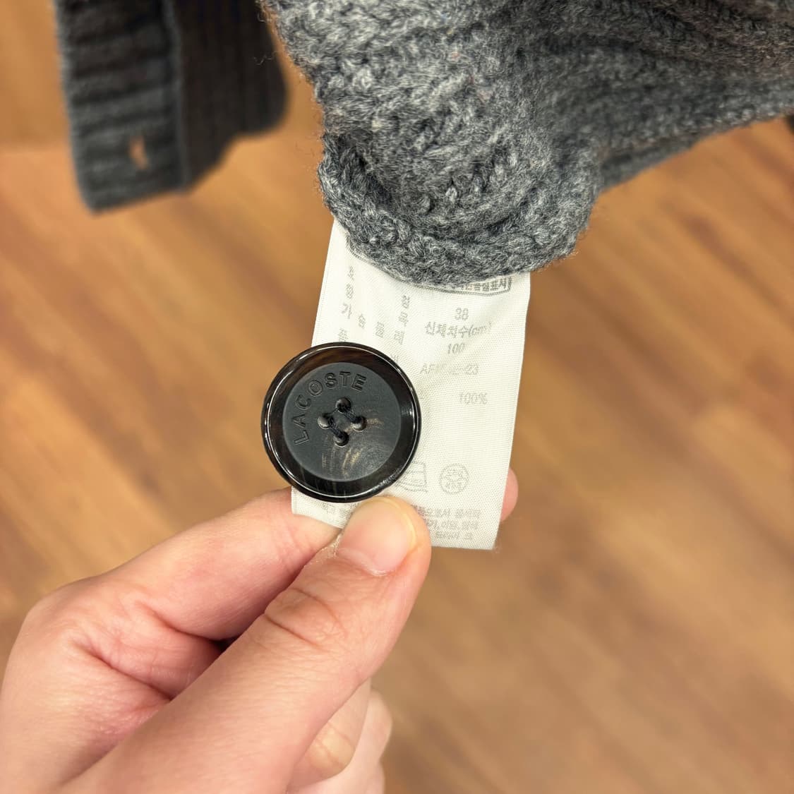 라코스테 하이넥 울 니트 가디건 배색 버튼 로고 자수 디테일 다크 그레이 상품이미지8
