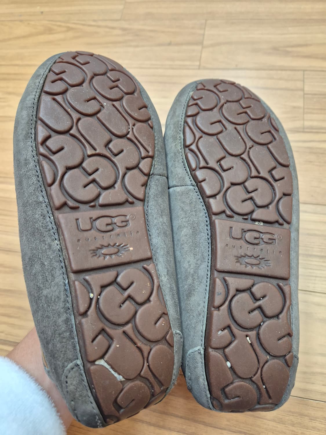 UGG 어그 여성 모카신 240mm 회색 제품입니다. 실내에서 착용하기  상품이미지5