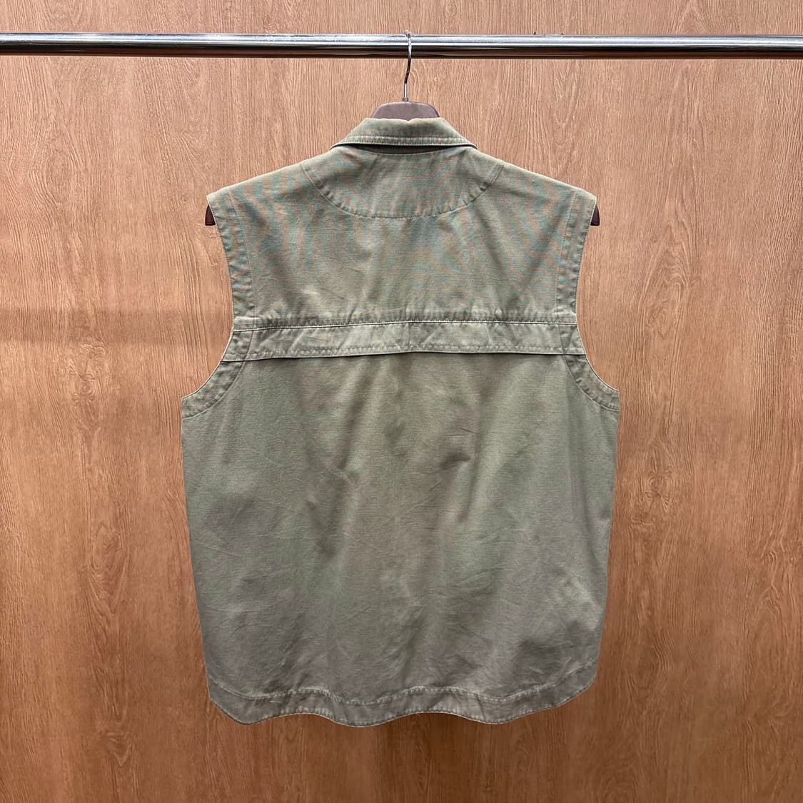 아르마니 익스체인지 하이넥 코튼 베스트 로고 자수 패치 디테일 카키 상품이미지3