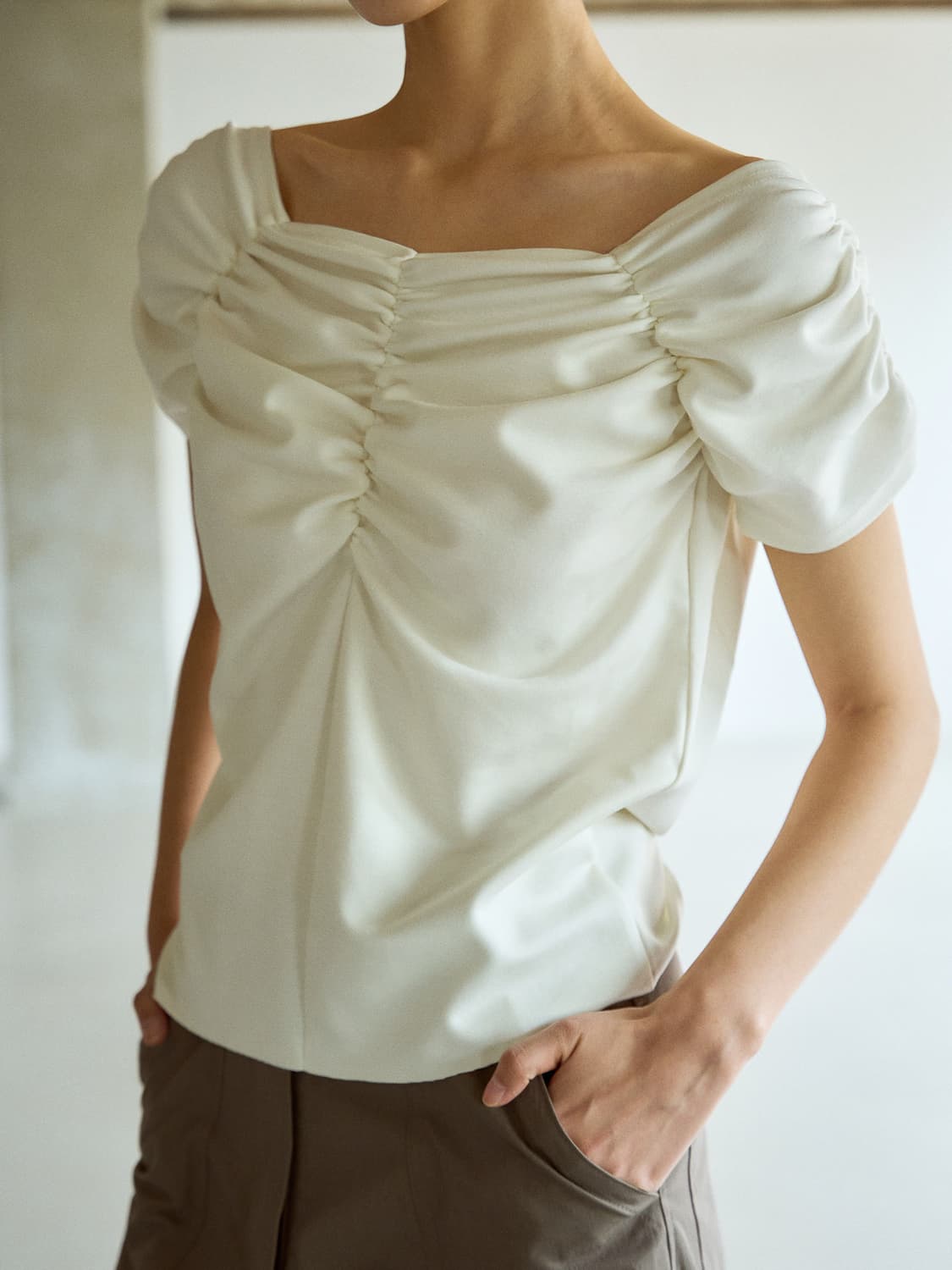 아우로 ouro shirring off shoulder top white 상품이미지2
